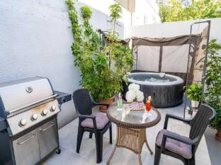 room apartment with hot tub Apartment in Mlini