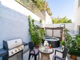 room apartment with hot tub Apartment in Mlini