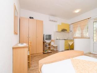 Apartments Skurla - Studio Apartment with Terrace A1 zuti Apartment in Korita, Mljet