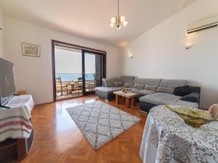 Apartments Sunrise  Duilovo  -Superior Three Bedroom Apartment with Sea View Terrace Apartment in Split