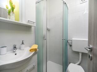Apartments  Rooms Sunshine Home- Twin Room  Yellow Apartment in Dubrovnik-Neretva County