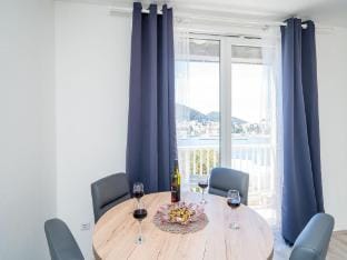 Apartment Cvjetkovic - Two Bedroom Apartment with Terrace and Sea View Apartment in Dubrovnik