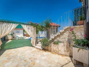 Holiday home Skrika -Three Bedroom Home with heated Pool and Jacuzzi Vacation rental in Split-Dalmatia County