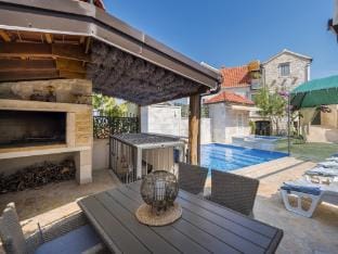Holiday home Skrika -Three Bedroom Home with heated Pool and Jacuzzi Vacation rental in Split-Dalmatia County