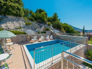 Villa Borna Apartments - Deluxe Two Bedroom Apartment with Terrace and Sea View - br. 8 Apartment in Dubrovnik
