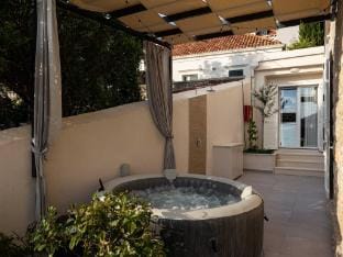 Apartments aMare - Three Bedroom Apartment with Terrace and Jacuzzi Apartment in Dubrovnik