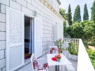 Apartments  Rooms Mara  Petrunjela - Studio Apartment with Balcony and Sea View Apartment in Cavtat