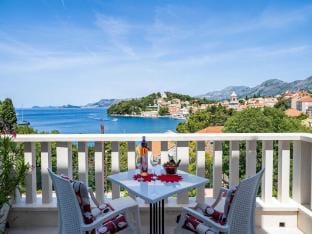 Apartments  Rooms Mara  Petrunjela - Studio Apartment with Balcony and Sea View Apartment in Cavtat