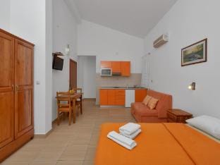 Apartments Villa Juric- Studio Apartment in Baška Voda