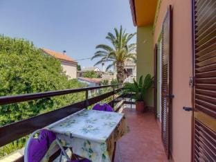 Apartment Blamax with Terrace and Sea View Apartment in Mali Losinj