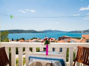 Villa Stil - One Bedroom Apartment with Balcony and Sea View 104 Luxsor Apartment in Okrug Gornji