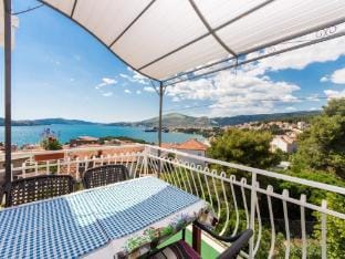 Villa Stil - One Bedroom Apartment with Balcony and Sea View 202 Apartment in Okrug Gornji