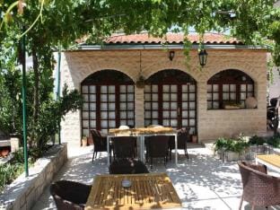 Apartments Paloc - Bungalow with Garden view Apartment in Bol