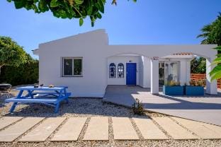 Ivy Blue Villa by Nomads Villa in Peyia
