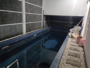 Rumah Rindu  3 kamar 2 kamar mandi + kolam renang Vacation rental in East Java