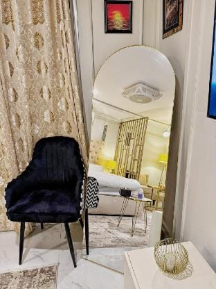 Cozy Apartment with a King Bed: Apartment in Lahore