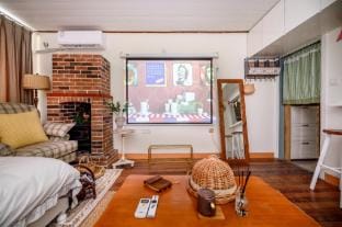 西雅图&Love Home|毗邻美签证使馆、张园｜南京西路地铁站244M｜巨幕投影仪｜方便做饭 Apartment in Shanghai