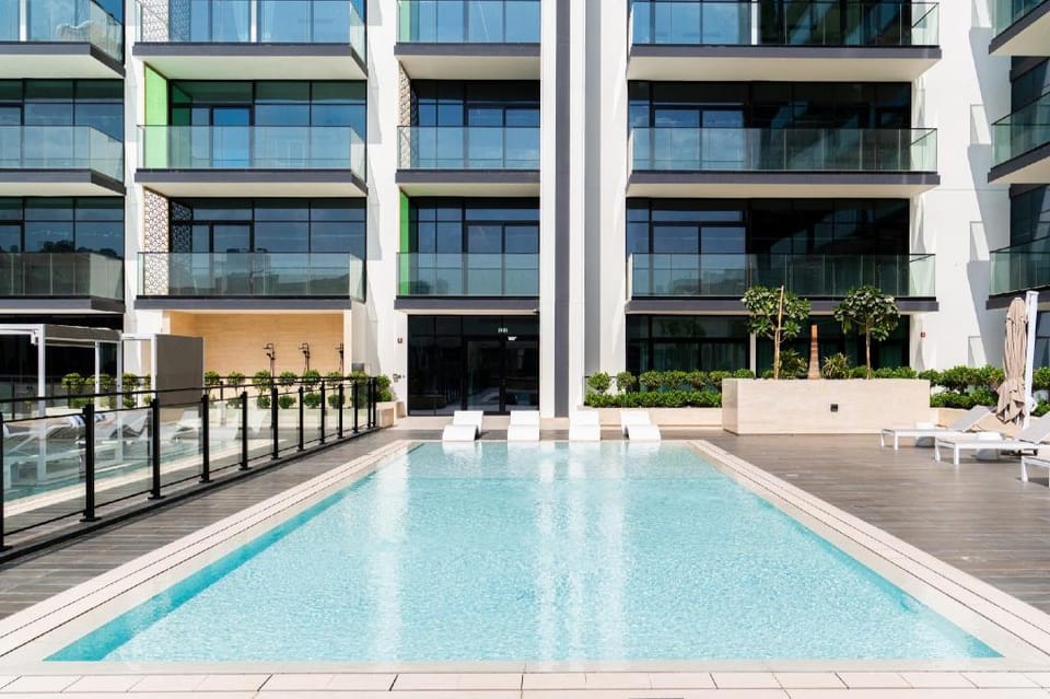 SettlerHomes - Binghatti Emerald - Balcony Calm Hotel in Dubai