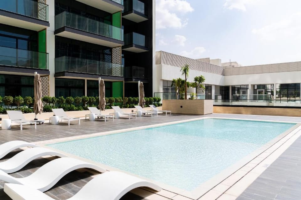 SettlerHomes - Binghatti Emerald - Balcony Calm Hotel in Dubai