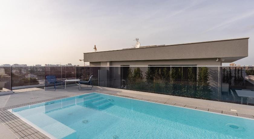 Green Park Penthouse Suite & Pool - Heated Pool - Bed and Breakfast in Bari