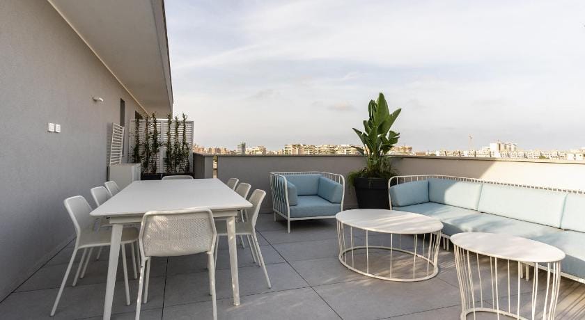 Green Park Penthouse Suite & Pool - Heated Pool - Bed and Breakfast in Bari
