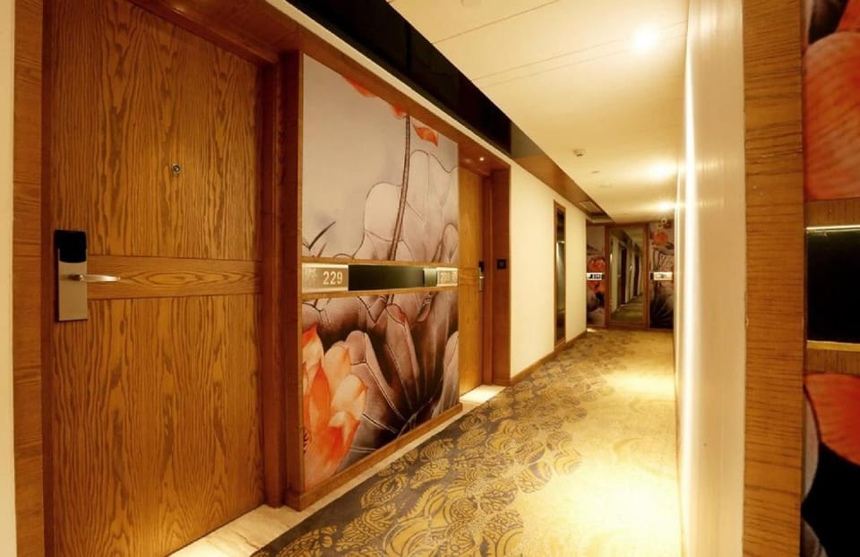 Hotel Stay Vista Near Delhi Airport With One Way Airport Transfar Hotel in New Delhi