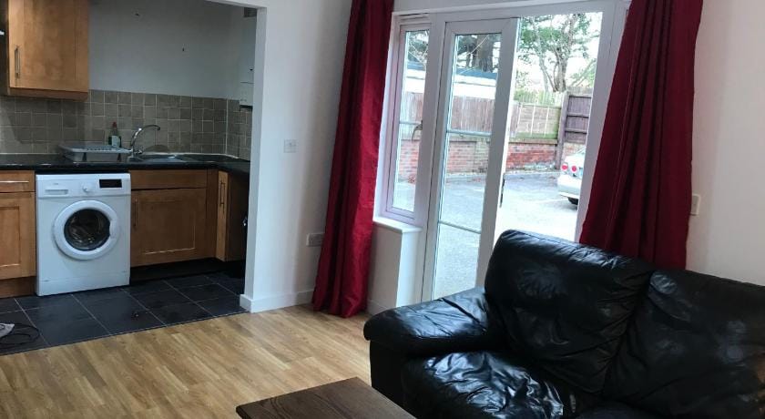 Ground floor flat near beach Apartment in Bournemouth