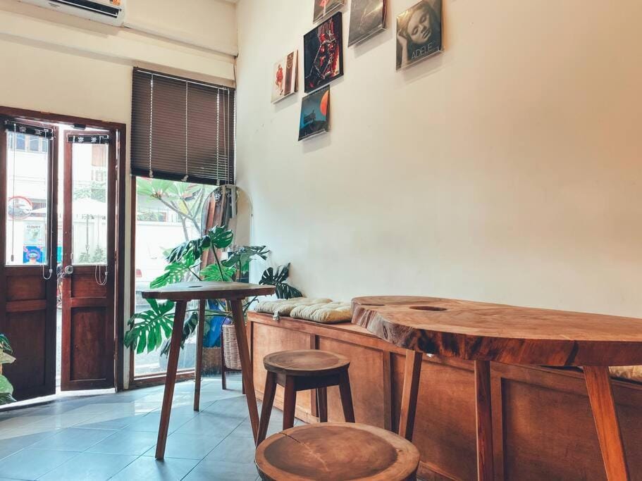 Sathiti Cafe & Bed, 100 mt from Sihom Night Market Apartment in Vientiane