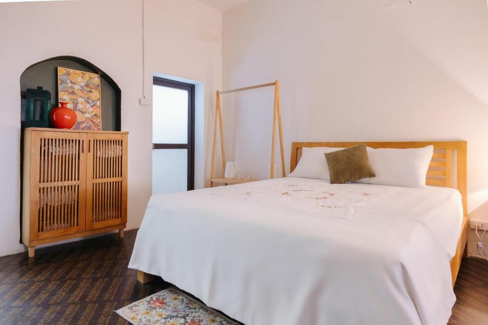 Tiled Roof Room Central HanoiOldQuarter 39 Bat Su Vacation rental in Hanoi