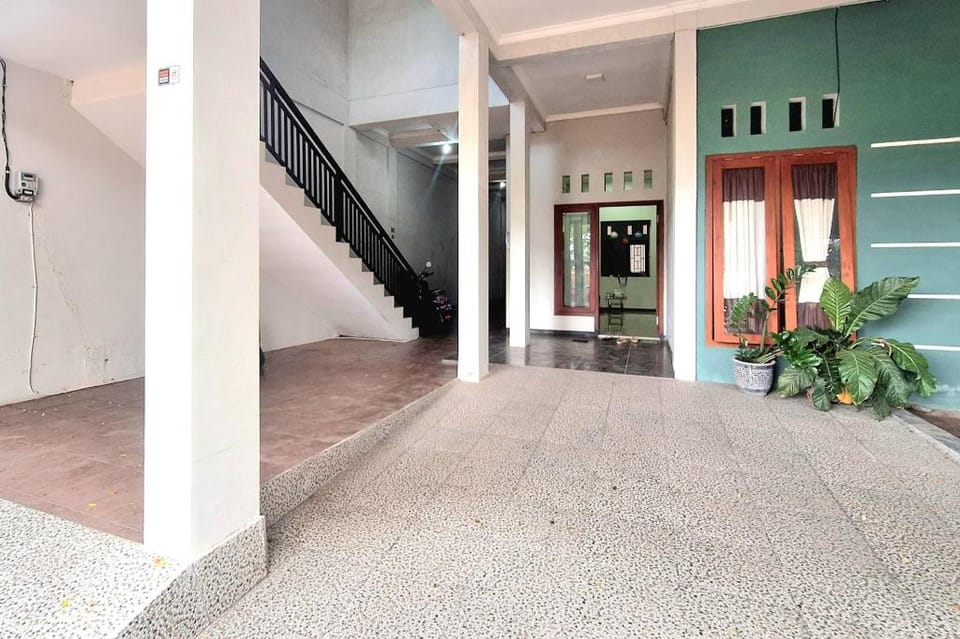HKP Homestay RedPartner Blitar Hotel in East Java