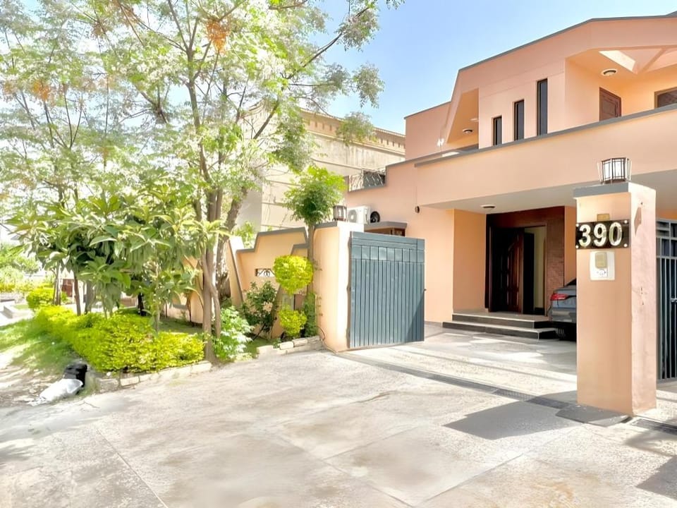 Step Inn Guest House Bed and Breakfast in Islamabad