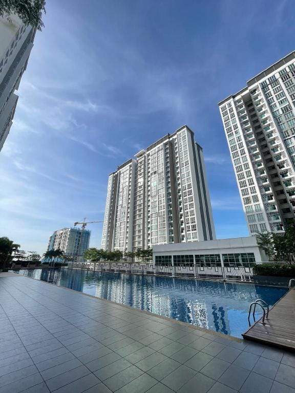 Near MMHE - Fully aircond - Seaview@Meridin Bayvue Apartment in Johor