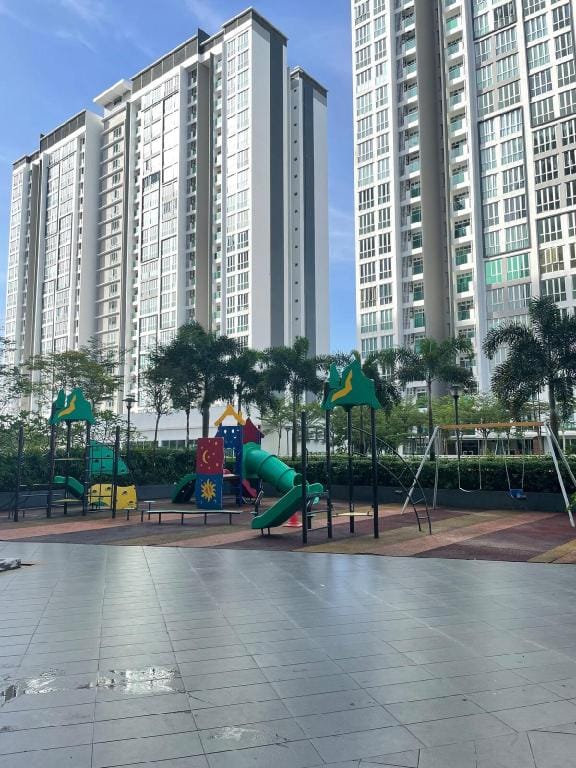 Near MMHE - Fully aircond - Seaview@Meridin Bayvue Apartment in Johor