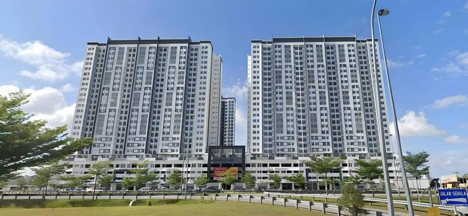 Near MMHE - Fully aircond - Seaview@Meridin Bayvue Apartment in Johor