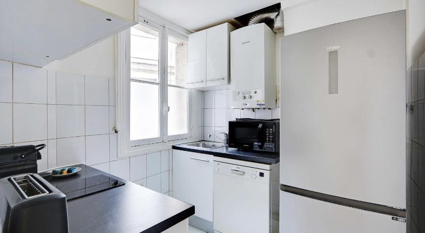 Experience Parisian Lifestyle: 2BR, Porte Maillot Apartment in Paris