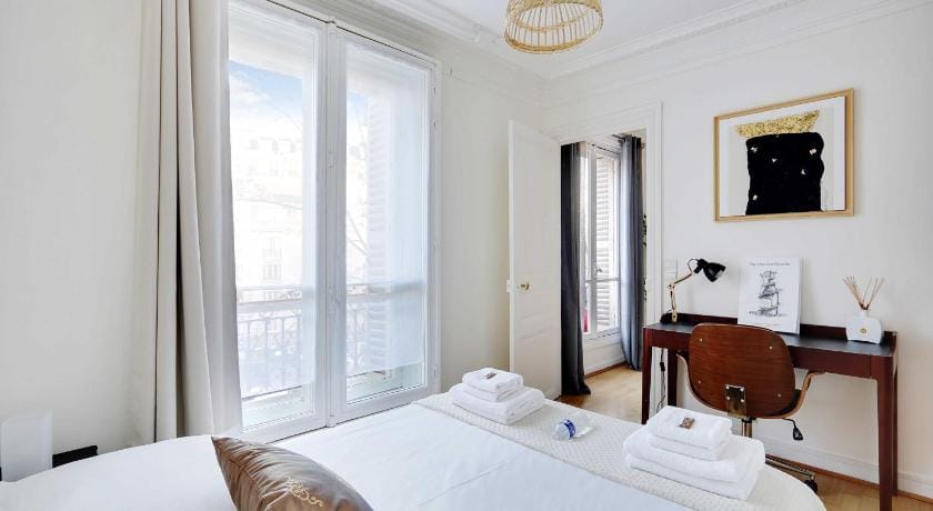 Experience Parisian Lifestyle: 2BR, Porte Maillot Apartment in Paris