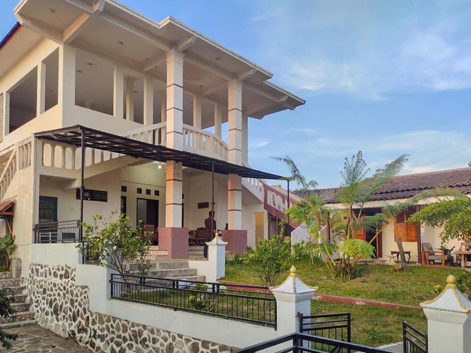 Intayu Homestay RedPartner Hotel in East Java
