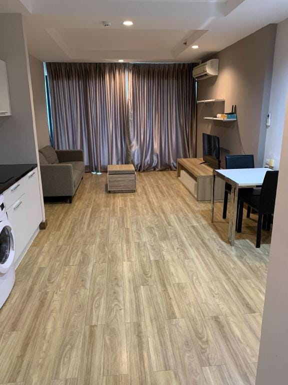 是拉差旅遊公幹兩房很好的位置(L26) Apartment in Chon Buri Changwat