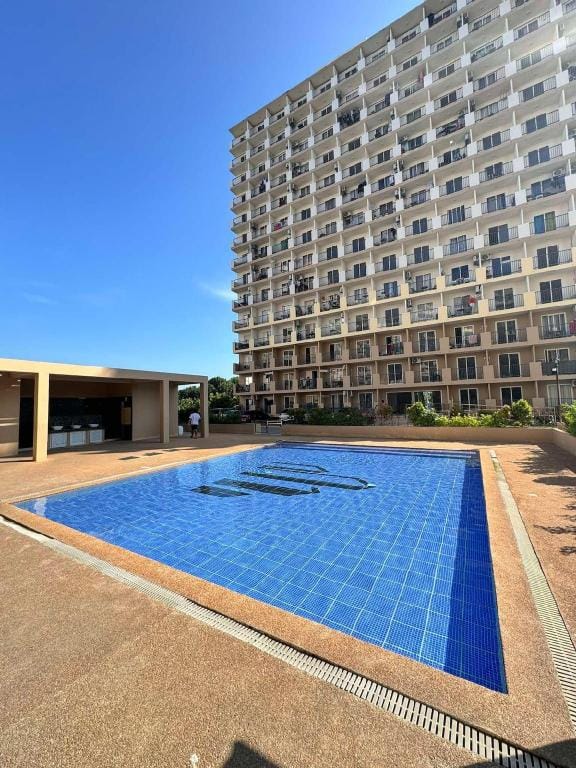 Near Mctan Cebu Airport-Sunset+City+Poolview Condo Apartment in Lapu-Lapu City