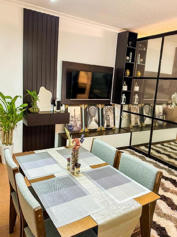 Timog Vibe: Relax and Roam QC Apartment in Quezon City