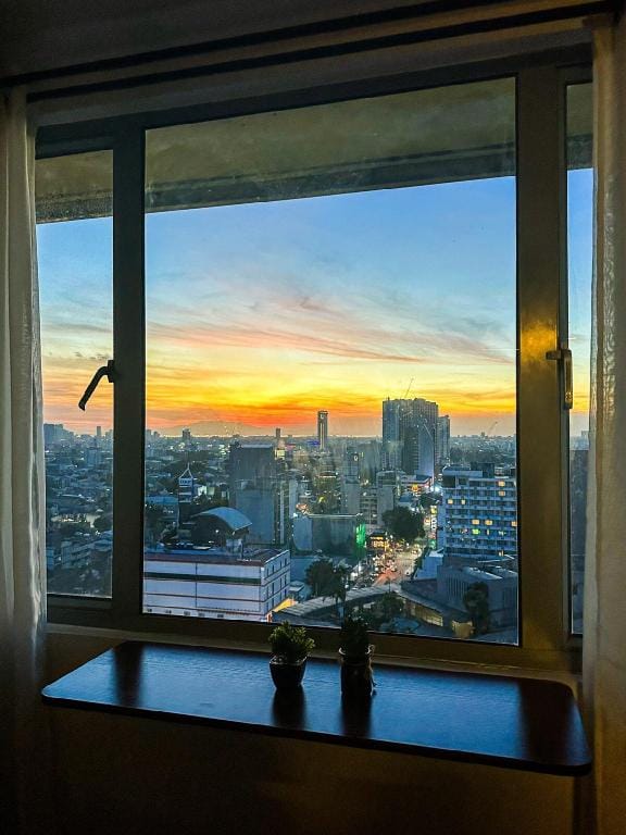 Timog Vibe: Relax and Roam QC Apartment in Quezon City