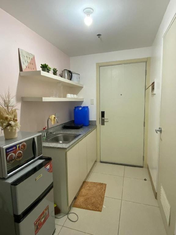 Lavish One Bedroom Unit Apartment in Las Pinas