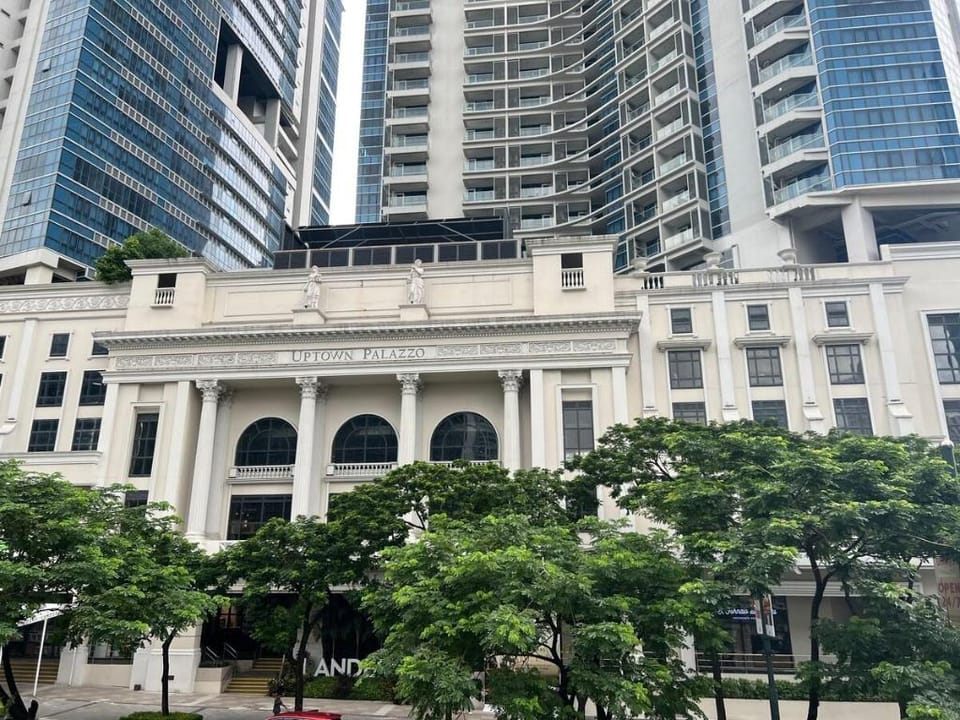 Uptown Bliss: Modern 1BR Condo w/ Balcony in BGC Apartment in Makati