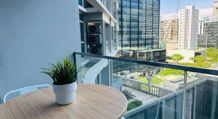 Uptown Bliss: Modern 1BR Condo w/ Balcony in BGC Apartment in Makati