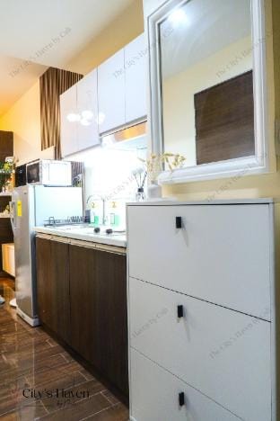 Skyline 1BR Escape | Balcony View | Makati CBD Vacation rental in Makati
