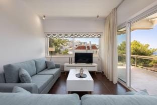 Relux Sea View Two-Bedroom Apartment Apartment in Vouliagmeni