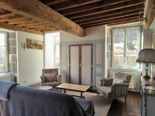 Gîtes Le Vieux Vinzelles : 'Les Tilleuls' Apartment in Auvergne-Rhône-Alpes