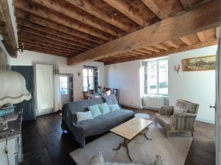 Gîtes Le Vieux Vinzelles : 'Les Tilleuls' Apartment in Auvergne-Rhône-Alpes