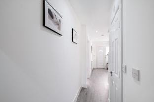 Chaucer Avenue 6 Bedroom + 3 Bathroom with Parking Vacation rental in Hounslow