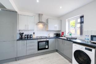 Chaucer Avenue 6 Bedroom + 3 Bathroom with Parking Vacation rental in Hounslow